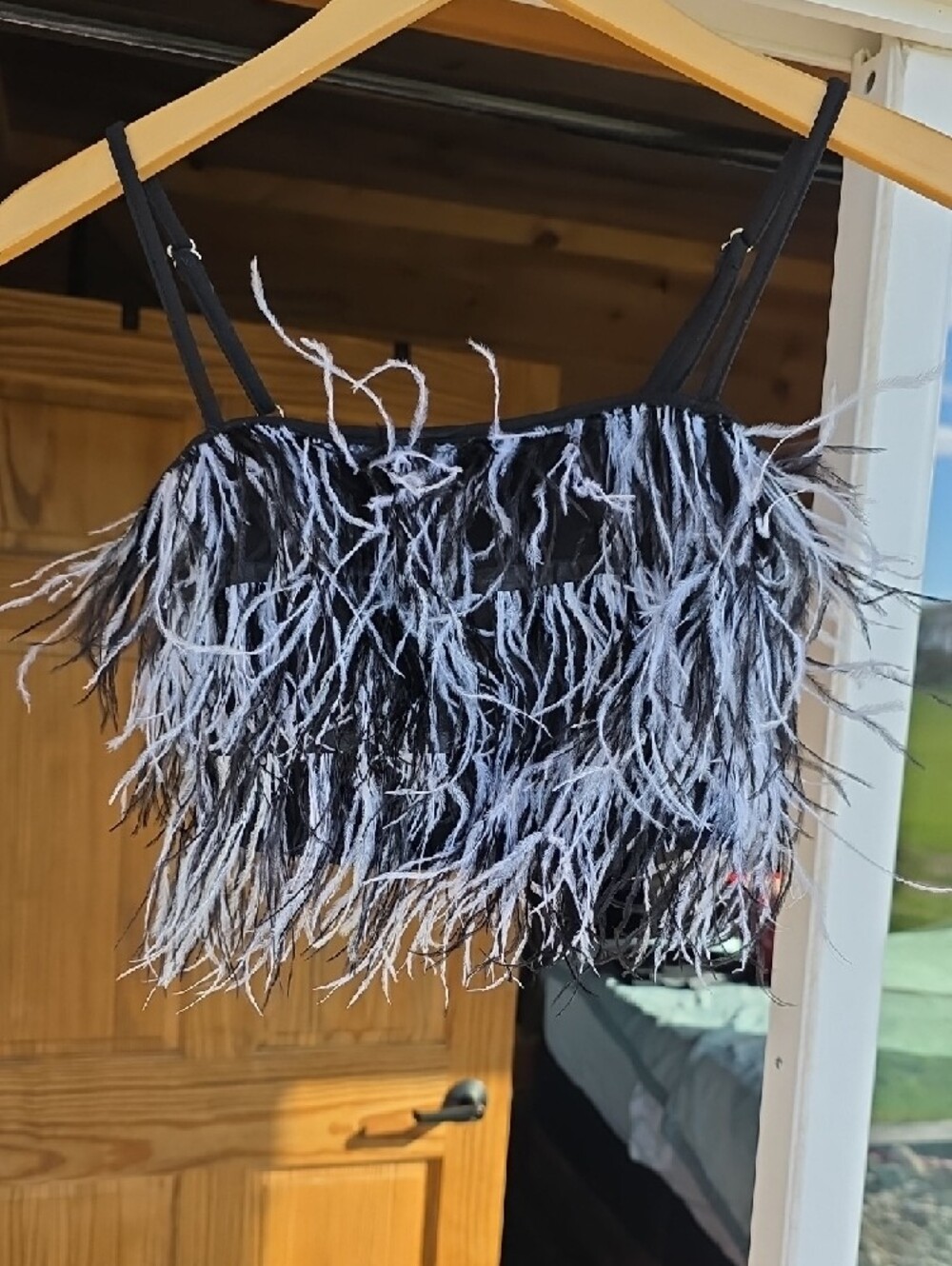 Missguided Black & White Ostrich Feather Crop Cami Top Size 4 EUC - Picture 10 of 10
